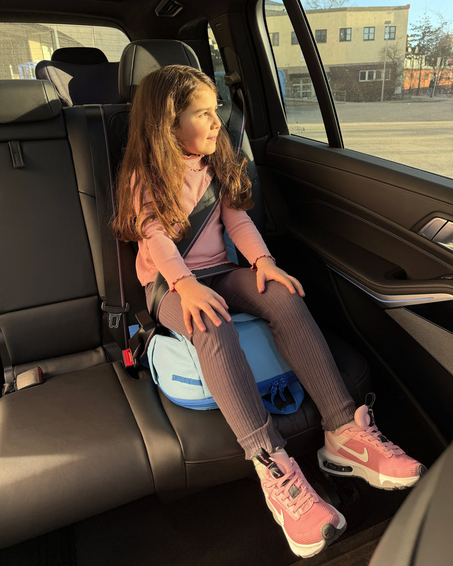 Barn fastspänd med bilbälte i Tryggve