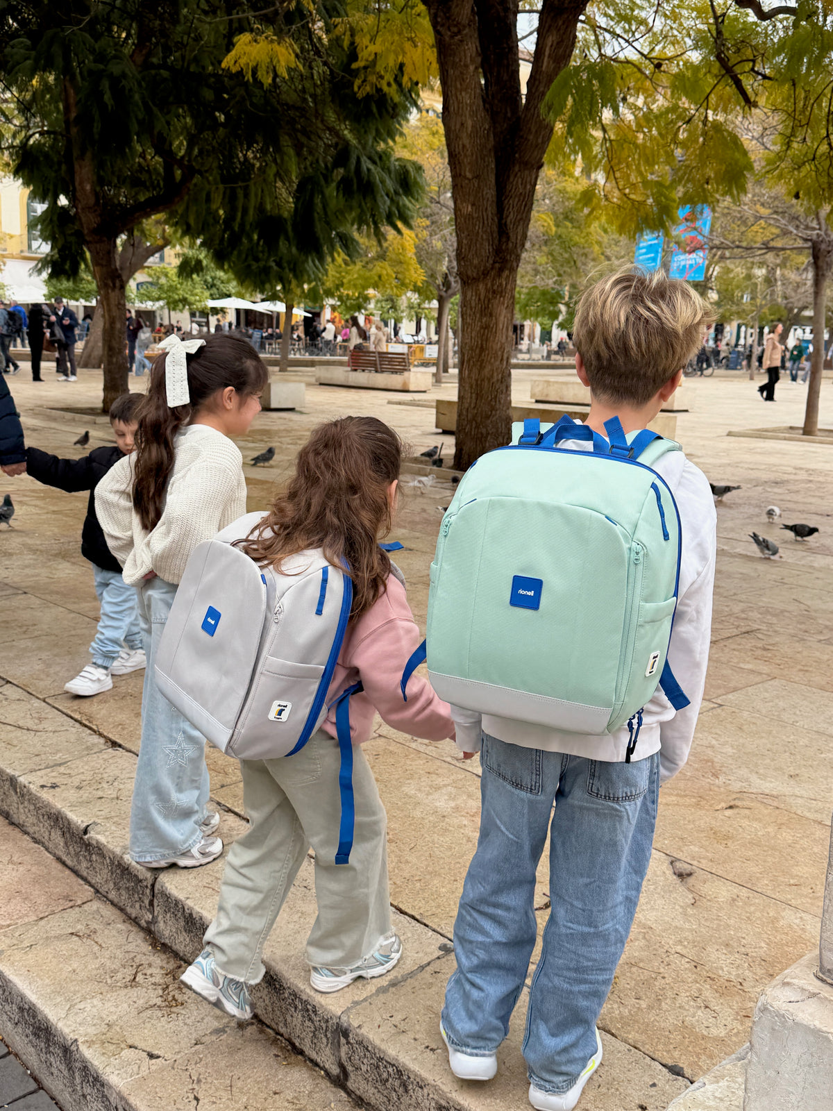 Barn med Rionell Tryggve på resa