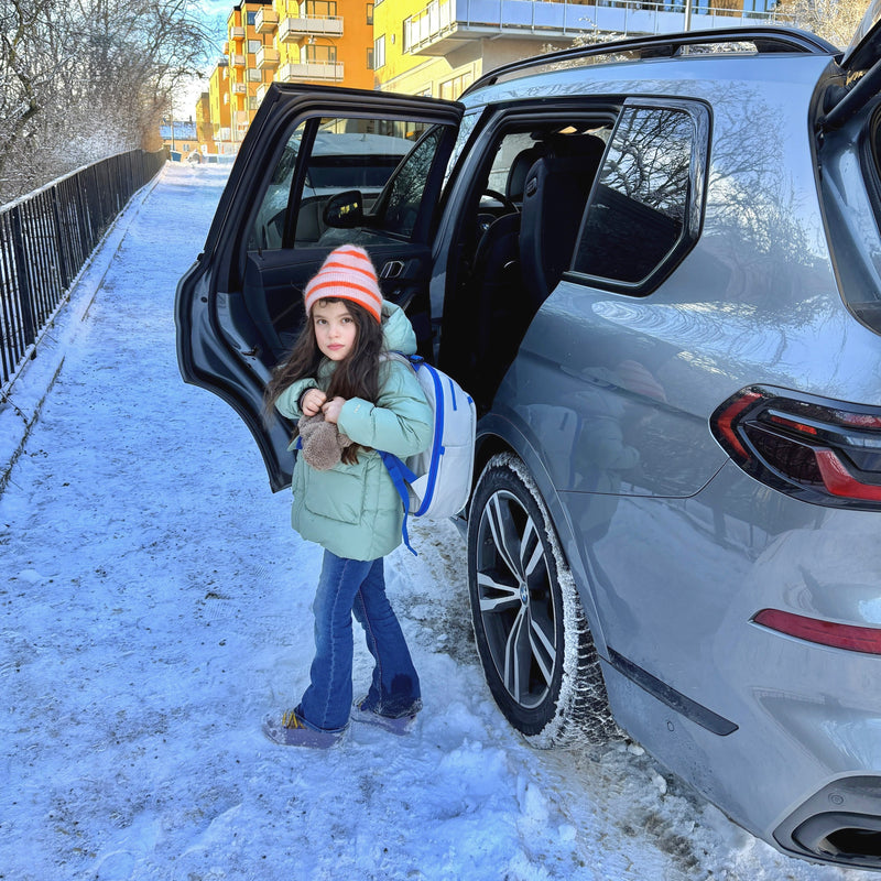 Barn på promenad med Tryggve-ryggsäck