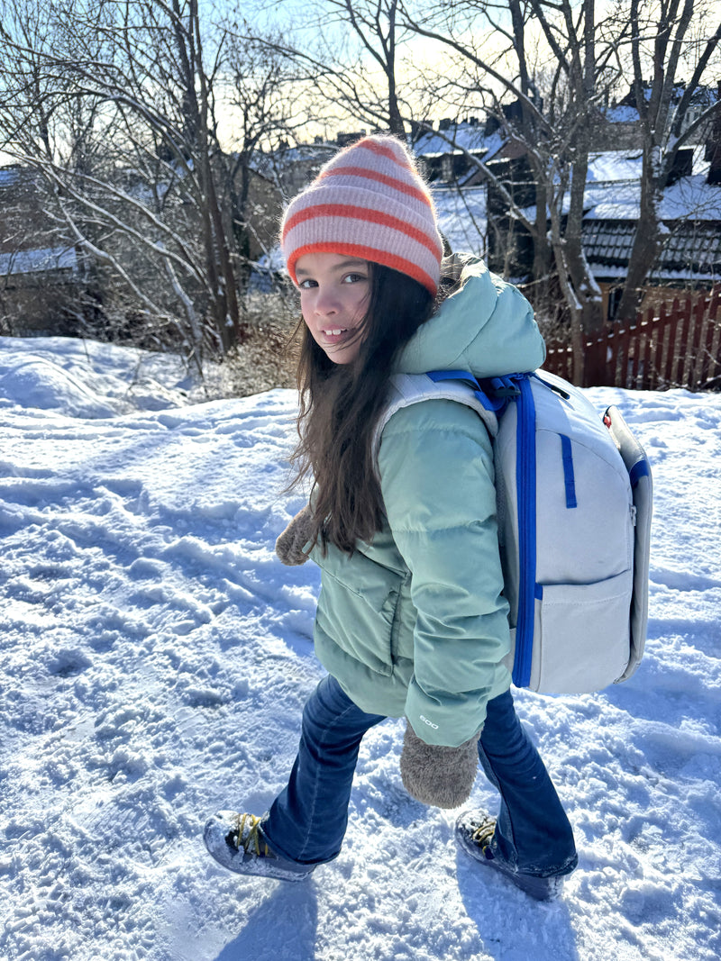 Barn på promenad med Tryggve-ryggsäck