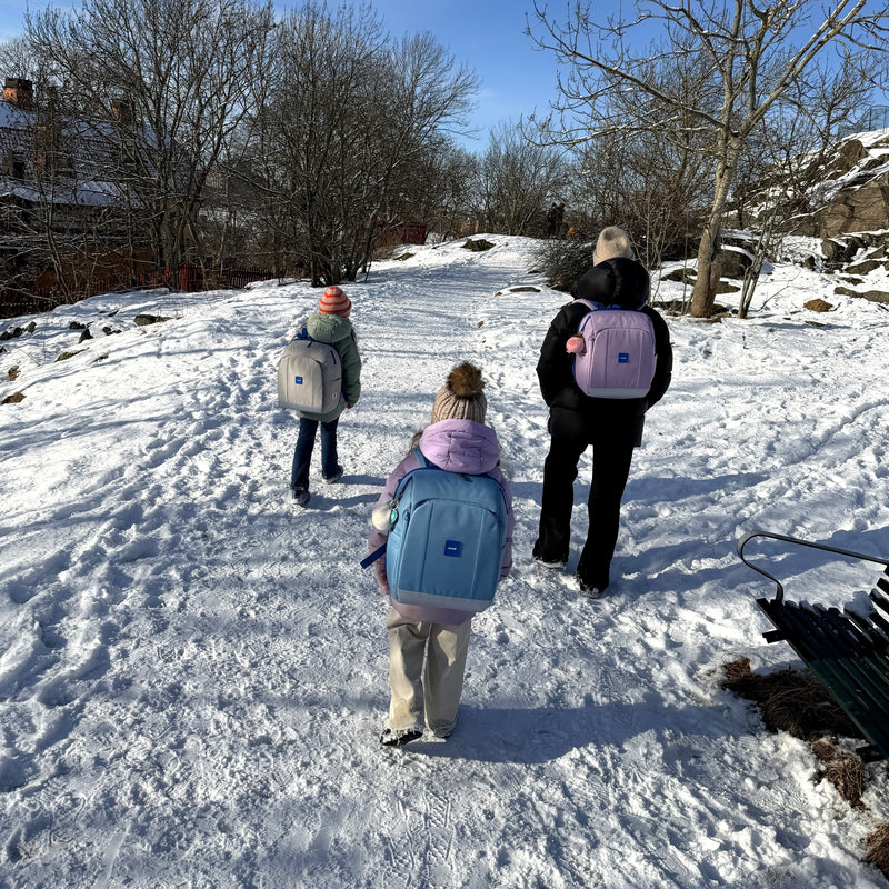 Familj på flygplats med Tryggve
