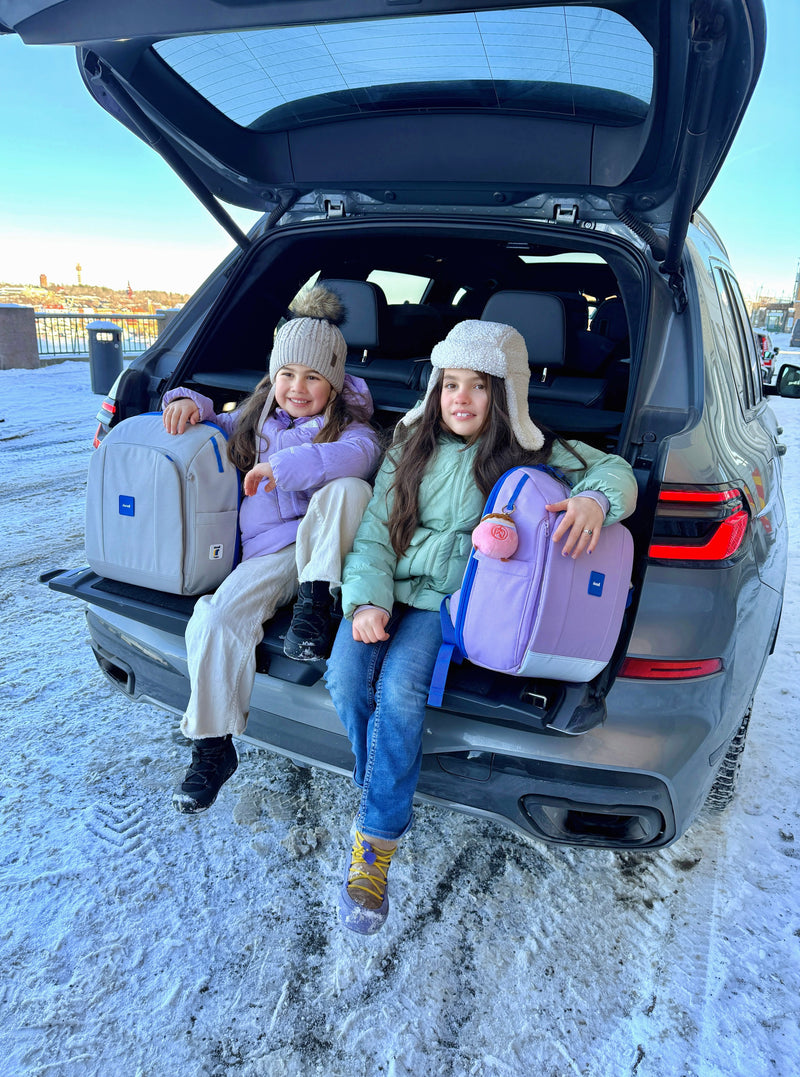 Familj vid hyrbil med Tryggve