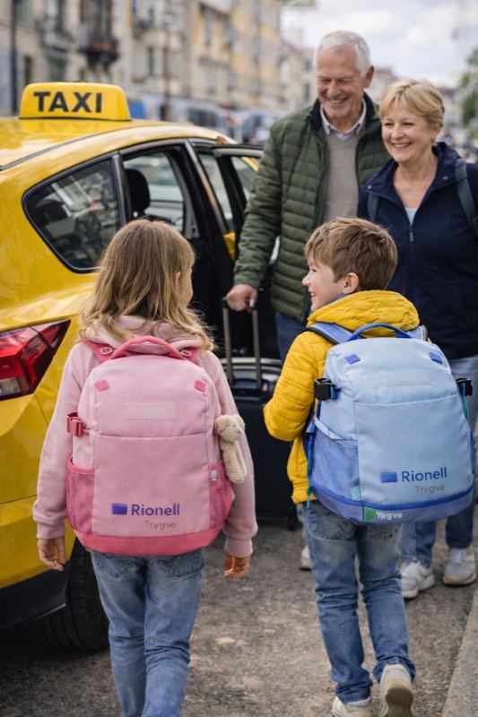 Barn med Tryggve-ryggsäck vid taxi
