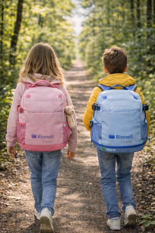 Barn på promenad med Tryggve-ryggsäck