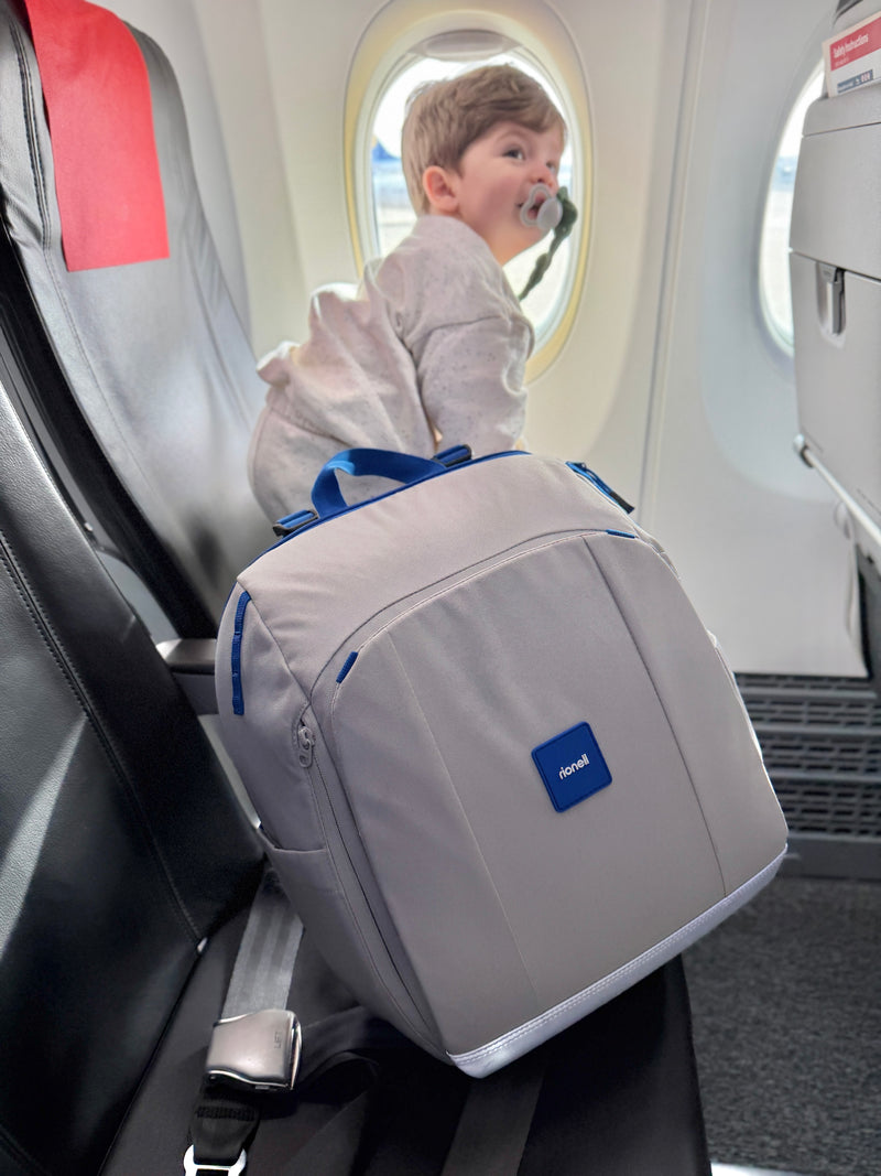 Familj p&aring; flygplats med Tryggve