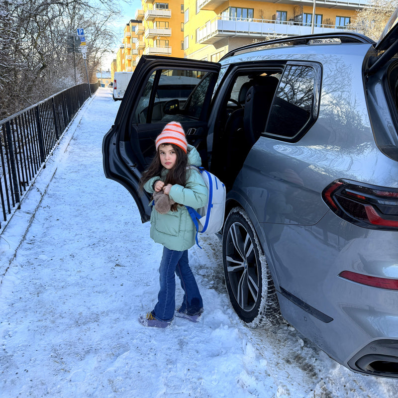 Barn med Tryggve-ryggs&auml;ck vid taxi