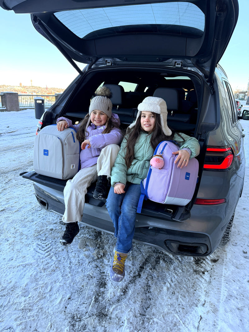 Familj vid hyrbil med Tryggve