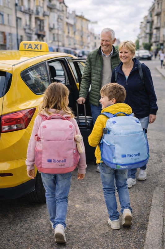 Barn med Rionell Tryggve p&aring; resa