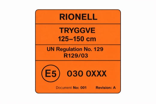R129 certifieringsetikett – Rionell Tryggve E5, 125–150 cm, UN Regulation No. 129