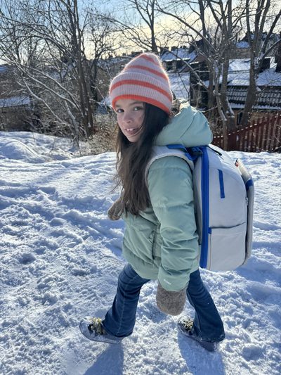 Barn p&aring; promenad med Tryggve-ryggs&auml;ck