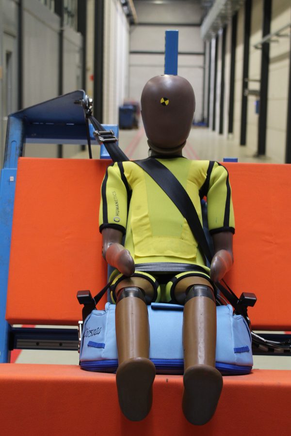 Krockdocka med Rionell Tryggve b&auml;lteskudde vid TASS International – R129-certifieringstest